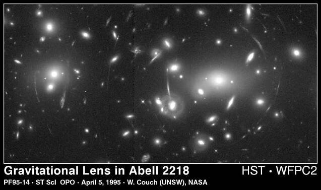 Gravitační čočka v Abell 2218