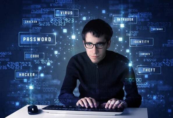 Programování hackerů v technologickém prostředí s kybernetickými ikonami — Stock obrázek