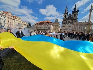 Asi sto lidí vidělo na Staroměstském náměstí scénku na podporu Ukrajiny