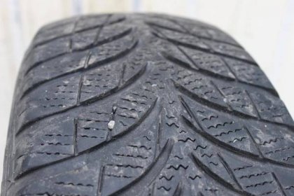 Zimní pneu Goodyear Ultra Grip 7+ 205/60 R15 91H - Pneumatiky