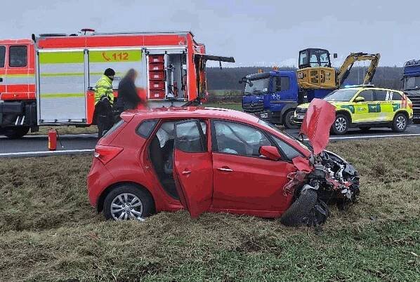 Vážná nehoda dvou aut u Nesovic: Jednoho řidiče museli hasiči vyprostit - Jihomoravský kraj