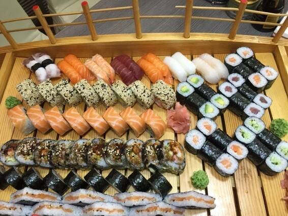 Running sushi nebo sushi sety z podniku Ginza v OC Flora