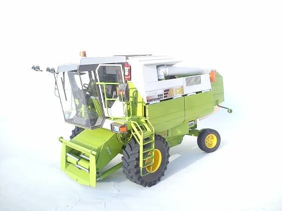 Papierový model Kombajn E 524 Fortschritt