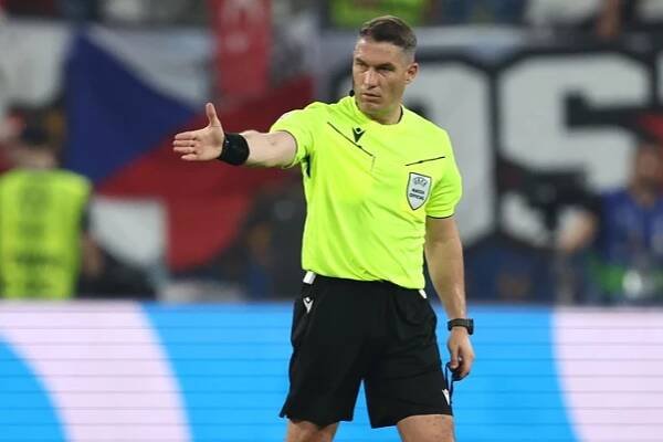 FOTO: Rozhodčí Istvan Kovacs se choval jako psychopat.