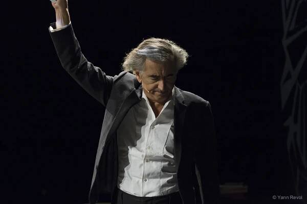Bernard-Henri Lévy sur la scène de l'Archa Theatre de Prague, pour sa pièce « Looking for Europe »