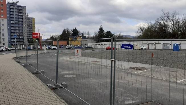 Řidiči z Chodova mají obavy z nočního uzavření parkoviště u Penny