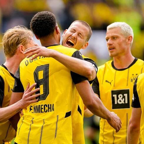 Felix Nmecha (Borussia Dortmund) jubelt mit seiner Mannschaft nach dem Treffer zum 3:0.
