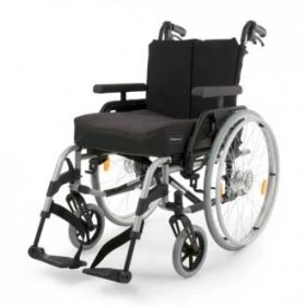 Invalidní vozík s brzdami pro doprovod