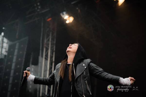 FOTOREPORT: Promočený Létofest v Plzni rozpálili Kabát a Wanastowi Vjecy, Anna K. rozdávala pozitivní energii