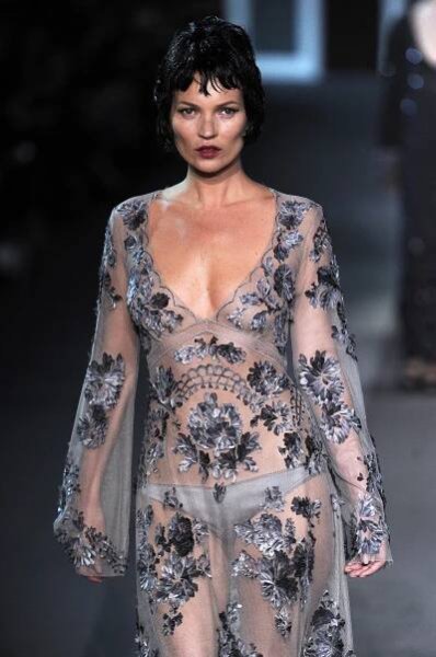 OBRAZEM: Průhledné šaty i úplná nahota. Kate Moss slaví 48. narozeniny