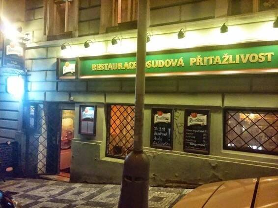 Pekáč plný pečeného masa v žižkovské hospůdce