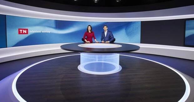 Moderátoři Televizních novin Veronika Petruchová a Martin Čermák