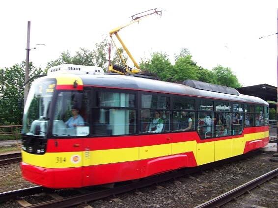 Súbor:Most, nádraží, tram 314 - Vario LF odjíždí.jpg