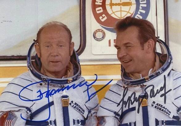 Alexej Leonov a Valerij Kubasov před startem lodi Sojuz 19 (15. července 1975)