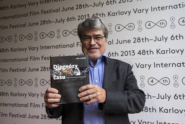 Jan Lukeš ve Varech pokřtil knihu o českém a slovenském poválečném filmu | Hospodářské noviny (HN.cz)