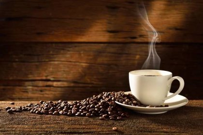 Stáhnout - Káva šálek a kávová zrna na starém dřevěném pozadí — Stock obrázek