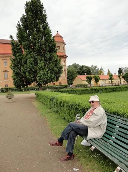 Soubor:Stanislav Hanzík v zahradě zámku Holešov u příležitosti výroční výstavy Mánes 2014.JPG – Wikipedie