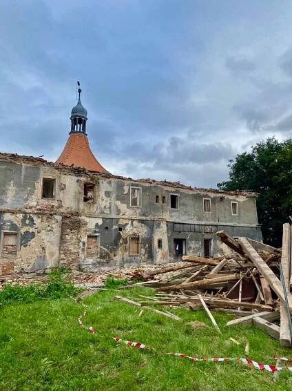 Zámek Mirošovice - zahájení stavby a průběh rekonstrukce - Oficiální stránka obce Hrobčice