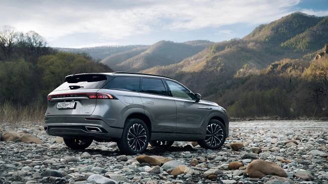 Čínský mercedes míří na Kodiaq: Obří rodinné SUV je nečekaně luxusní a má výjimečně úsporný hybrid