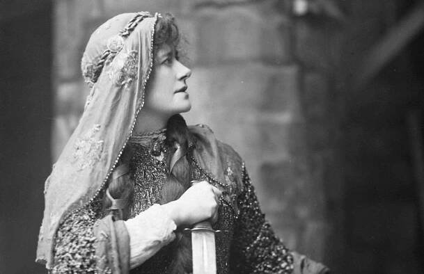 Ellen Terry in Her Iconic Lady Macbeth Portrayal in These Vintage Photos