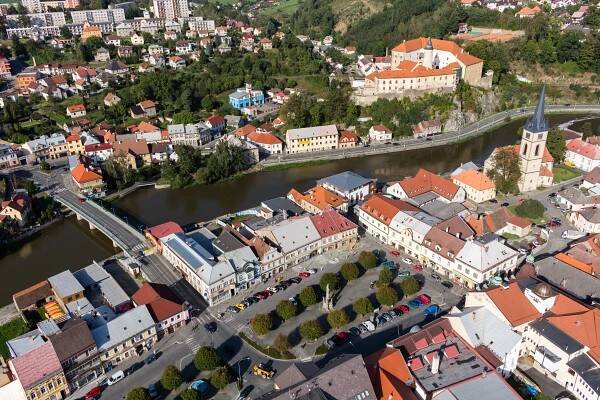 Ledeč nad Sázavou, letecký pohled na náměstí a hrad od jihozápadu; foto Jakub Karas (UPVISION), 2014.