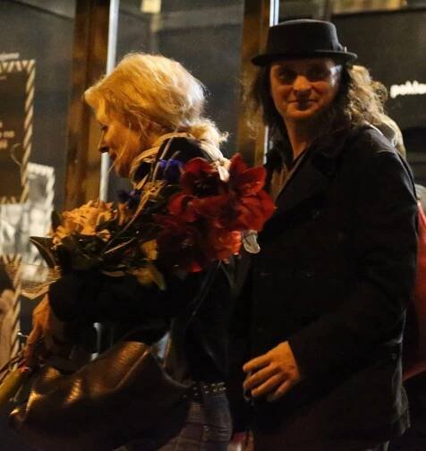 Vilma opouští Divadlo v Řeznické v doprovodu Pavla Jakuba Ryby.