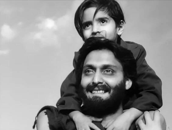 Alok Chakravarty and Soumitra Chatterjee in Apur Sansar (1959)