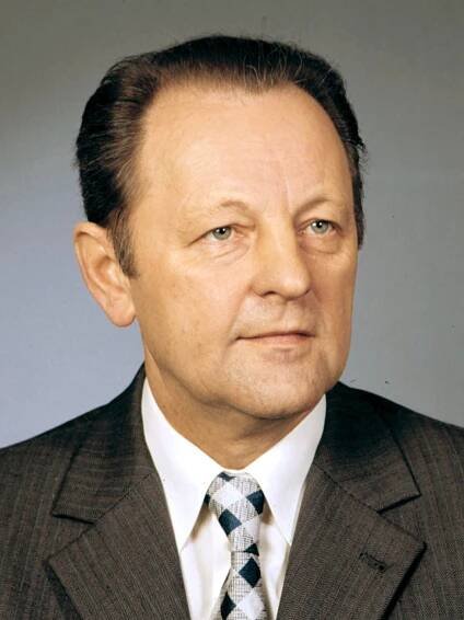 Přišel o ženu i vilu. S kým a kde Jakeš oslaví 95. narozeniny?