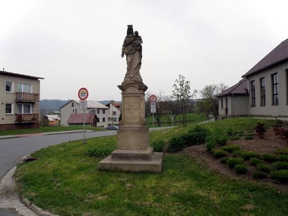 Fotografie - Paršovice-sousoší P.Marie u bývalé školy - 13.04.2014