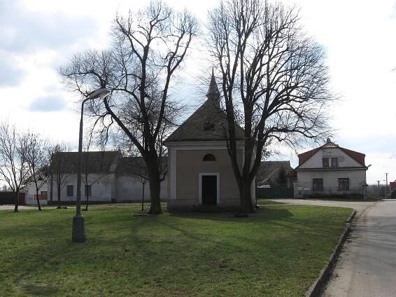 Soubor:Tri Dvory kaple.JPG – Wikipedie