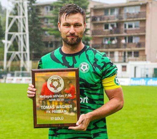 Tomáš Wágner byl oceněn za nejvyšší počet gólů v minulé sezoně (www.pribram.cz)