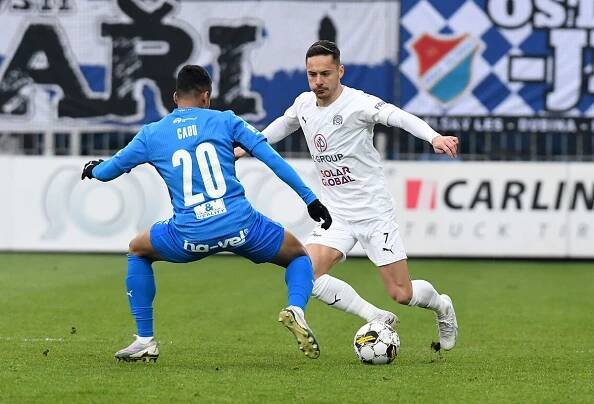 Uzdravený záložník Slovácka Daniel Holzer (v bílém dresu) při zápase proti Baníku Ostrava.