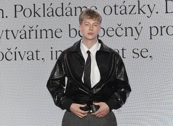 Tuhle bundu mu záviděl i módní guru Filip Vaněk: Adam Mišík má doma plné skříně. Kolik utrácí za oblečení?