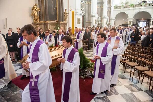 Pohřeb otec Jan Kabeláč 2015 | Farnost Brno - Židenice u kostela sv. Cyrila a Metoděje