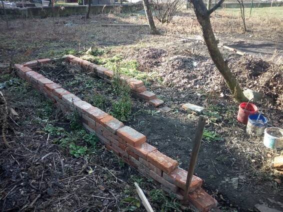 Vyvýšené záhony z kamene, cihel nebo dřeva – Kolem domečku