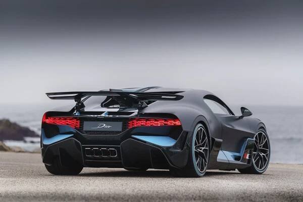 Podívaná za všechny peníze! Buggati vystavilo šest vozů v hodnotě 915 milionů korun na jednom místě. Nechybělo ani nejdražší auto světa
