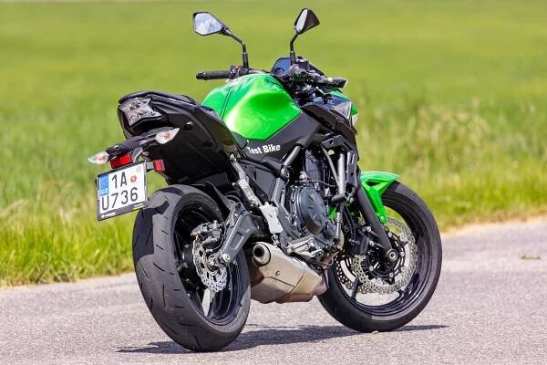 Vstřícná motorka pro všechny a na každý den. Lehkou a relativně levnou univerzální Kawasaki zvládnou i začátečníci!