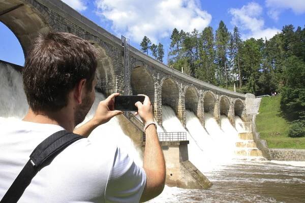 Podívejte se: Hektolitry vody valící se přes Sedlickou přehradu vábí turisty