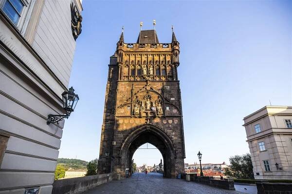 První fáze rekonstrukce Staroměstské mostecké věže začala