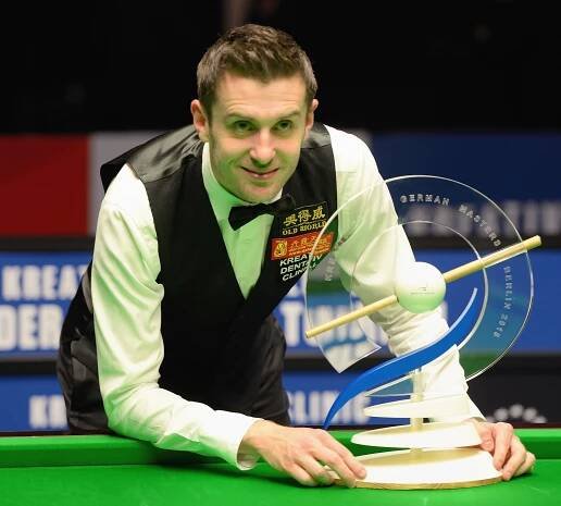 Soubor:German Masters 2015 champion Mark Selby with trophy (Martin Rulsch).jpg – Wikipedie