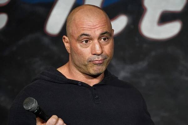Joe Rogan si myslí, že by se Mayweather neměl vracet, malý Japonec by mu mohl namlátit