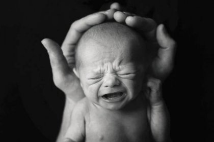 Novorozenecká kolika: Jaké jsou příznaky a co na ni zabírá?