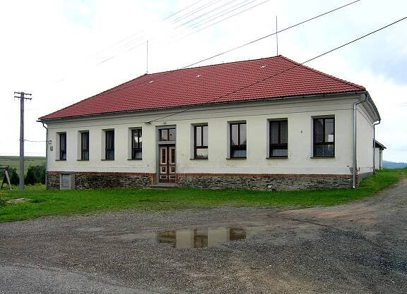 Soubor:Slavošov, Hranice, old school.jpg