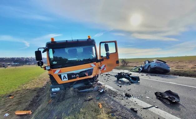 Při nehodě nákladního a osobního automobilu zemřela jedna osoba