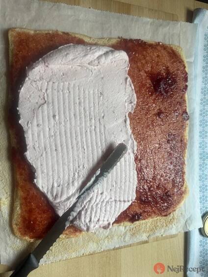 Jahodová roláda s mascarpone krémem | NejRecept.cz