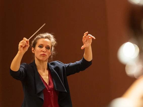 Jihočeská filharmonie zahájila sezonu. V čele se ženou. A zapojí i studenty