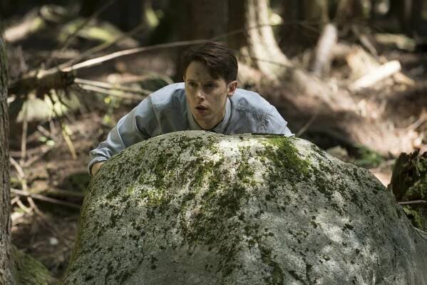 Dirk Gently's Holistic Detective Agency - Very Erectus - Z filmu - Samuel Barnett