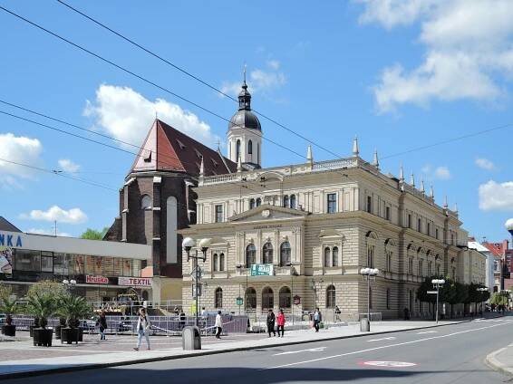 File:Opava, Horní náměstí, divadlo a konkatedrála, 01.jpg
