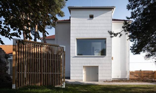 Mateřská škola Polánka má po rekonstrukci čistě bílou fasádu a interiér bez zářivých barev – DesignMag.cz