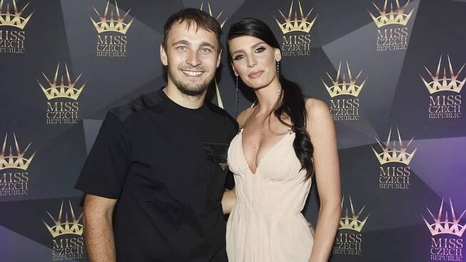 Závodník Karel Abraham se stal dvojnásobným otcem: Jeho krásná Miss porodila dvojčata